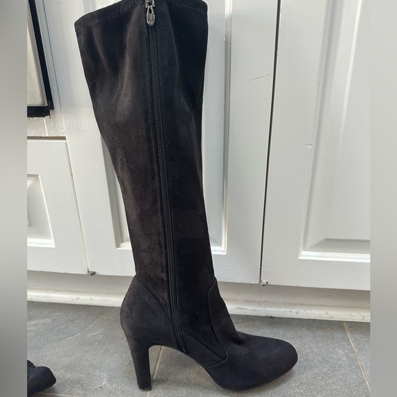 Tahari "Danton" faux suede knee-high stretch boots in black 8 M - Picture 7 of 7